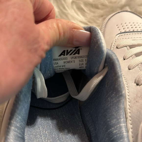 White leather never worn. Just tried on walked through house but were too big - Picture 6 of 6